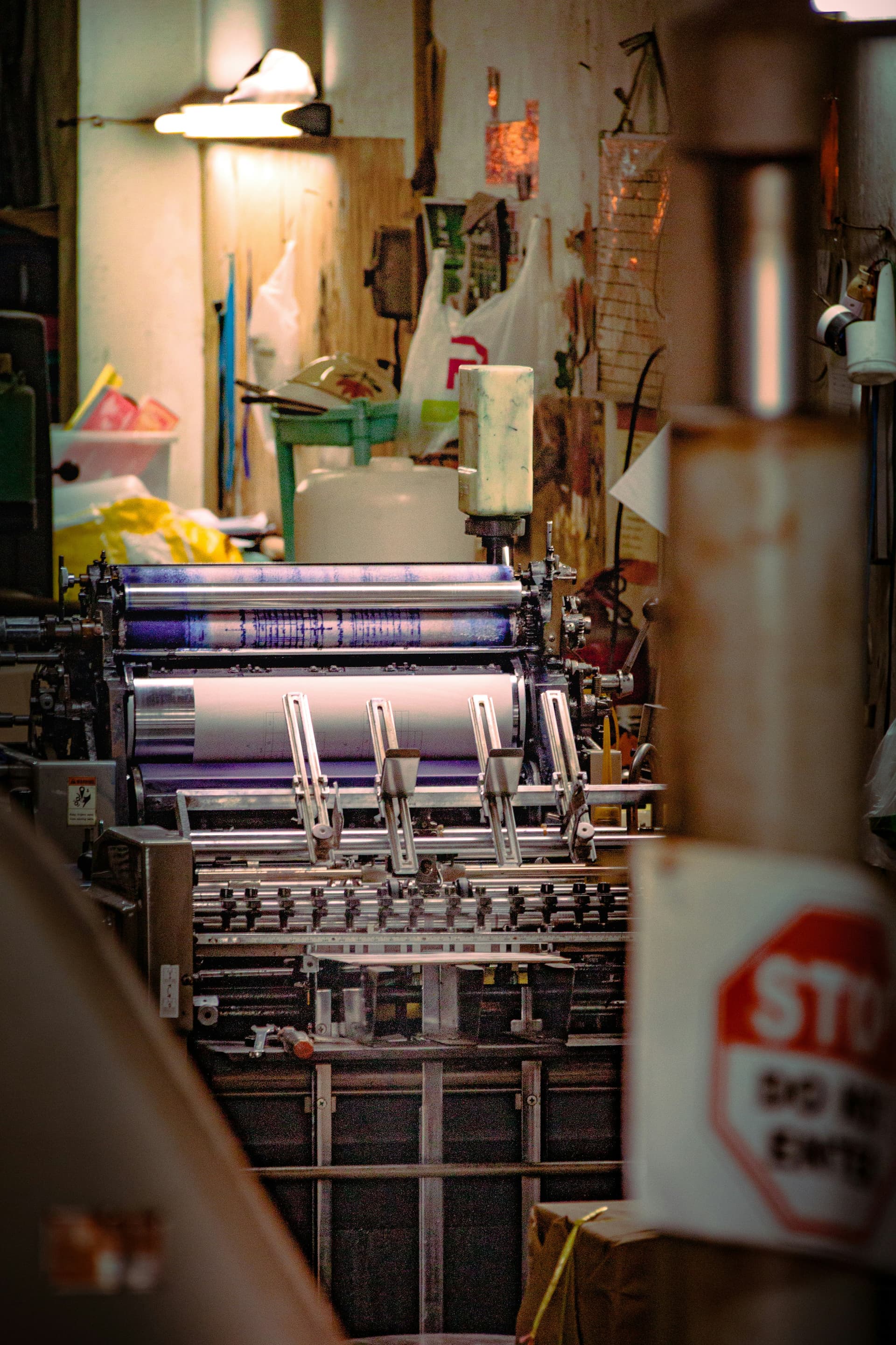 Offset printing press machinery with ink rollers